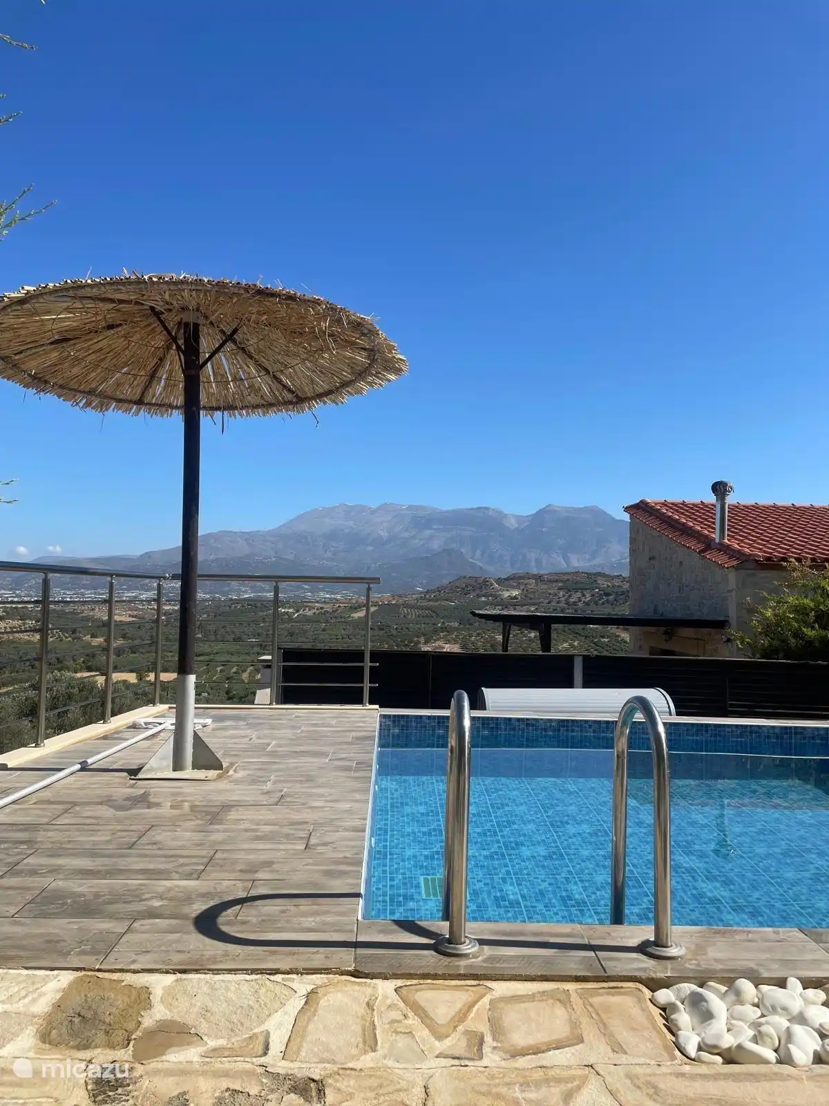 Zwembad met uitzicht op de bergen