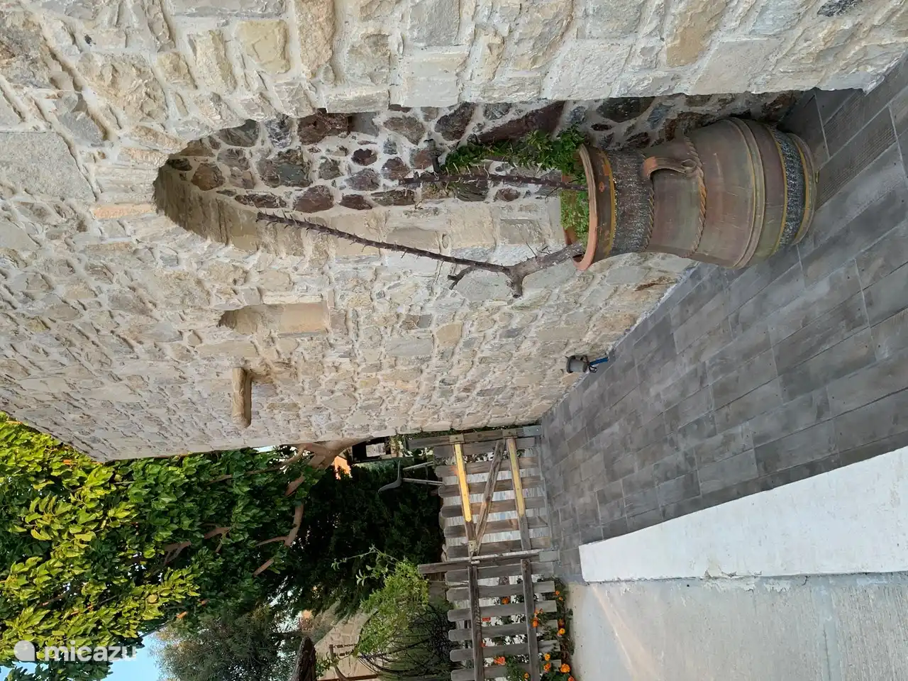 Toegang tot het terras vanaf de parkeerplaats