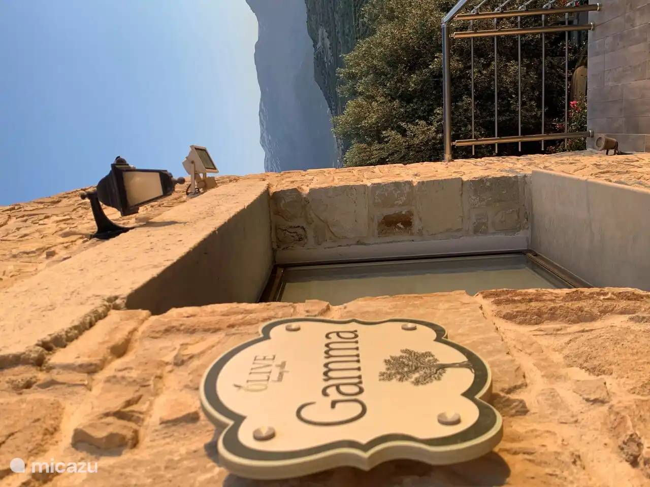 Entree met uitzicht op de bergen