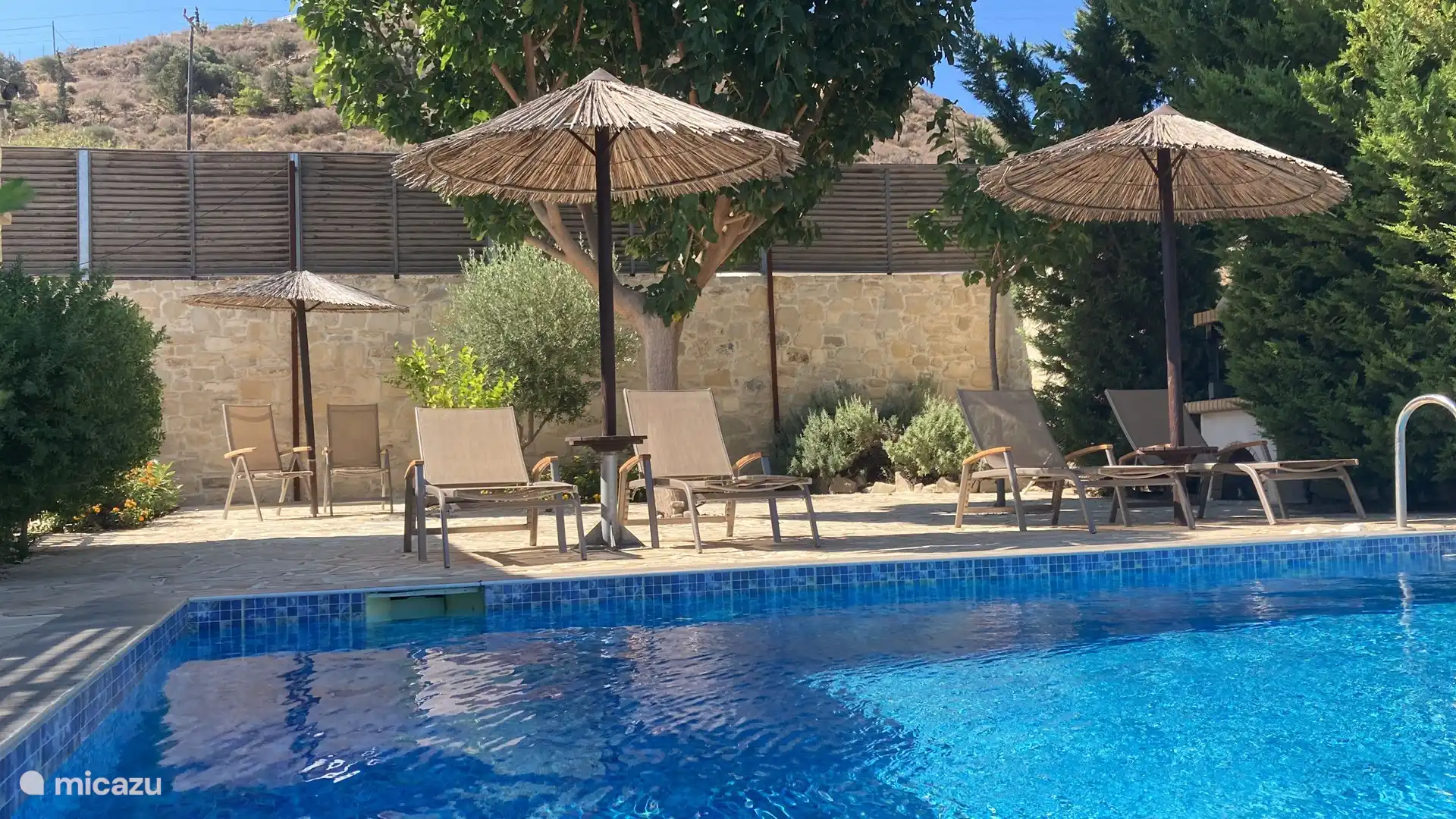 Terras met ligstoelen