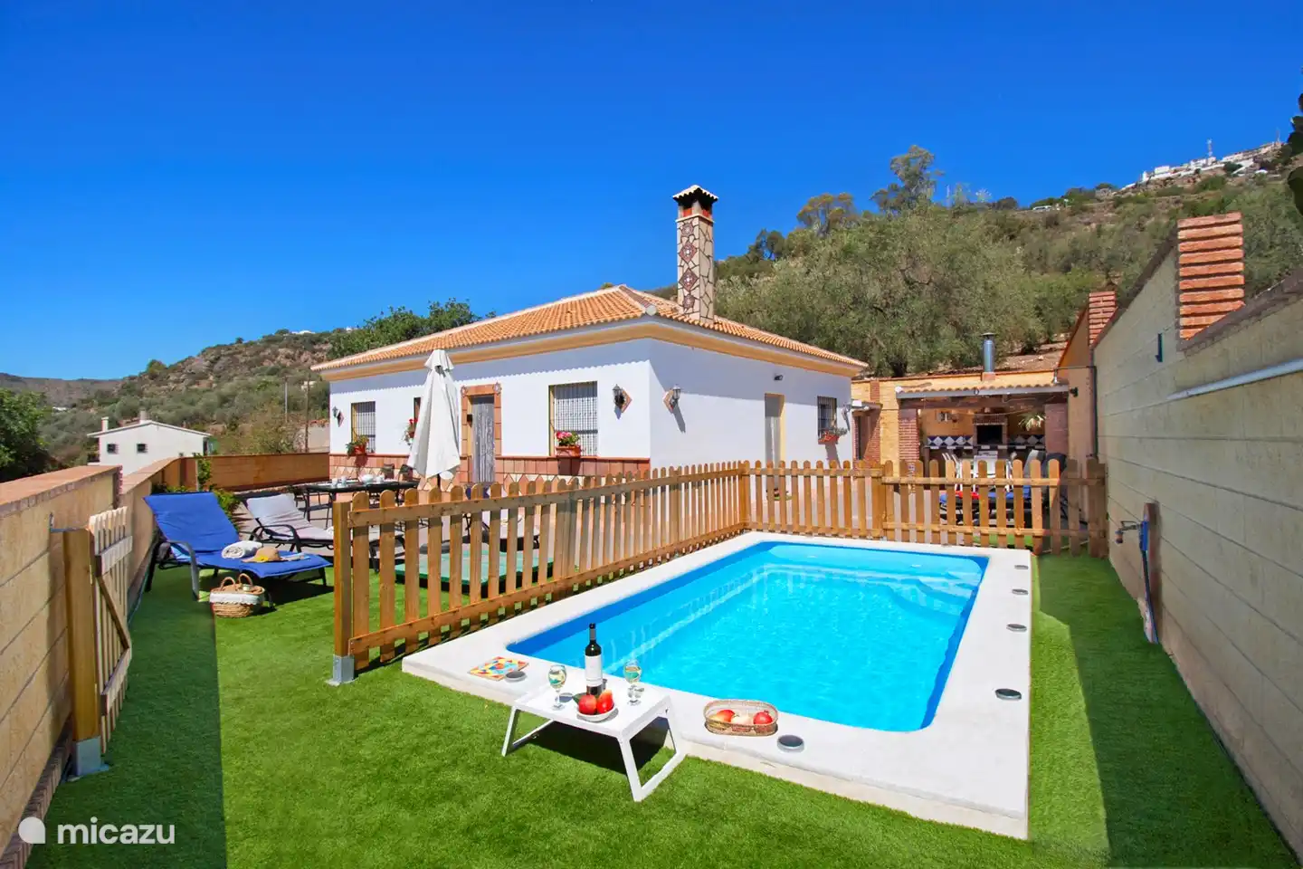 Het overdekt terras ligt vlak bij de ingang van de keuken, erg handig. 