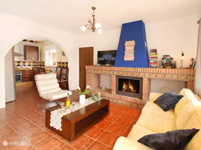 Villa la Pendolera | Espagne, Costa del Sol, Comares - villa Le salon spacieux dispose d'une cheminée, de la climatisation et d'une télévision connectée. Le bois de chauffage peut être livré à votre domicile.