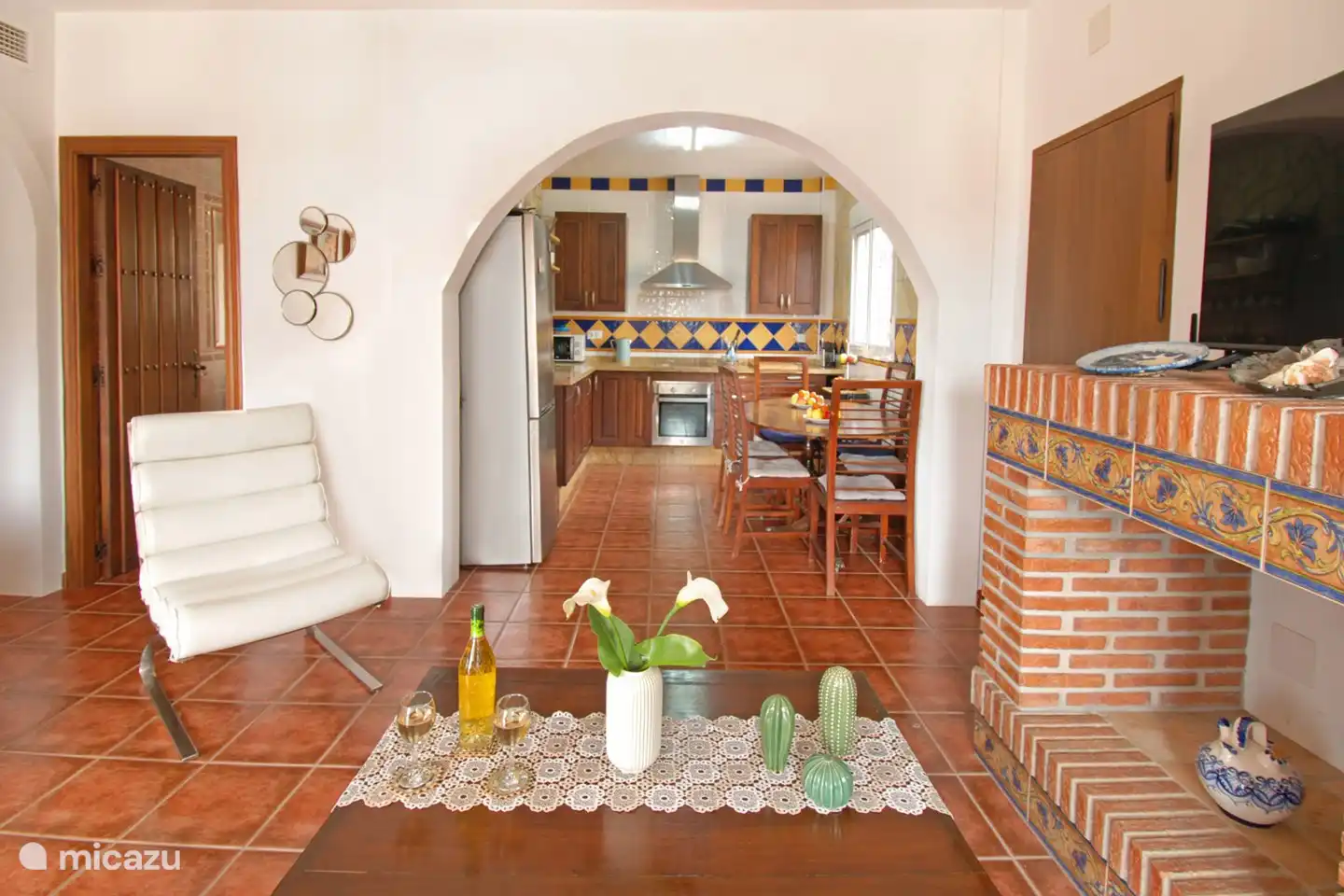 De open keuken is volledig uitgerust.