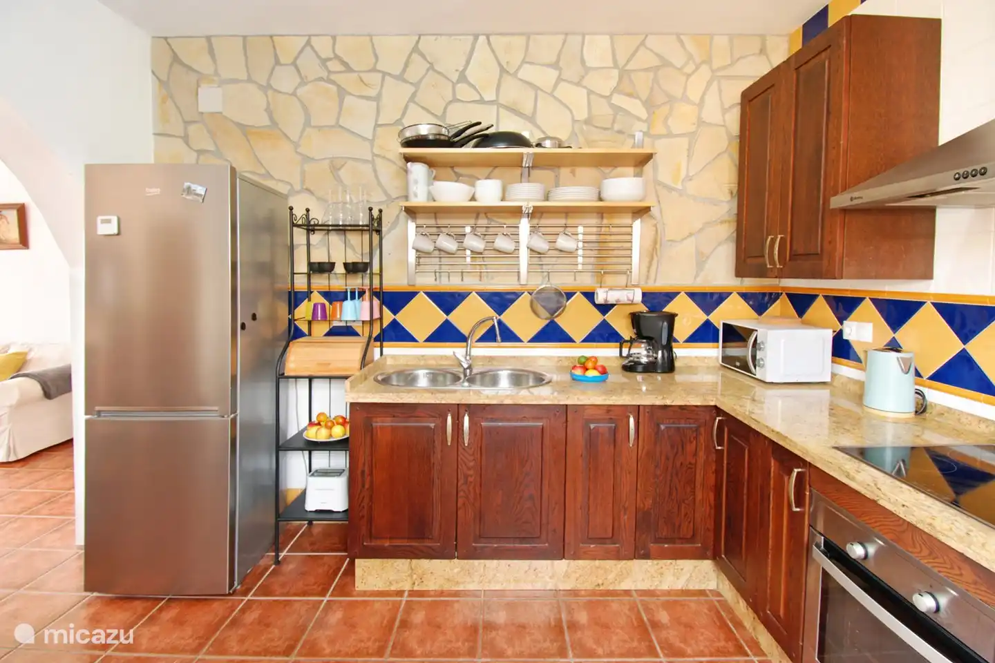 Een grote koelkast/diepvries combi houdt alles lekker koel en misschien zit er een verrassing in....