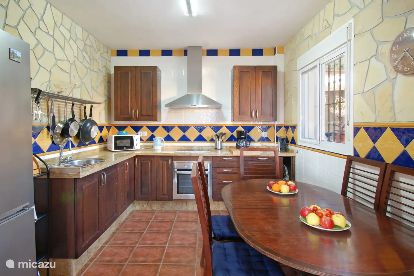 Vaatwasser, oven, microwave en echt alle toebehoren die keukenprinsessen en keukenprinsen nodig zouden kunnen hebben, zijn beschikbaar.