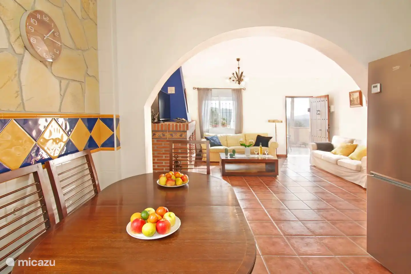 Zicht vanuit de keuken naar de woonkamer, ruim en toch erg gezellig. 