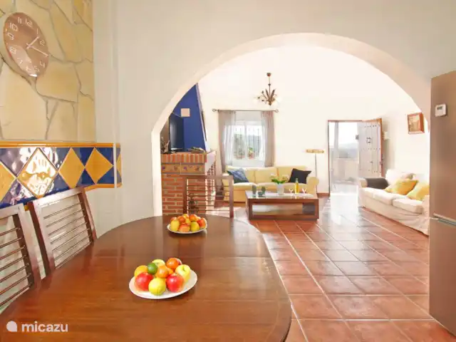 Villa la Pendolera | Espagne, Costa del Sol, Comares - villa Vue de la cuisine sur le séjour, spacieux et pourtant très cosy.