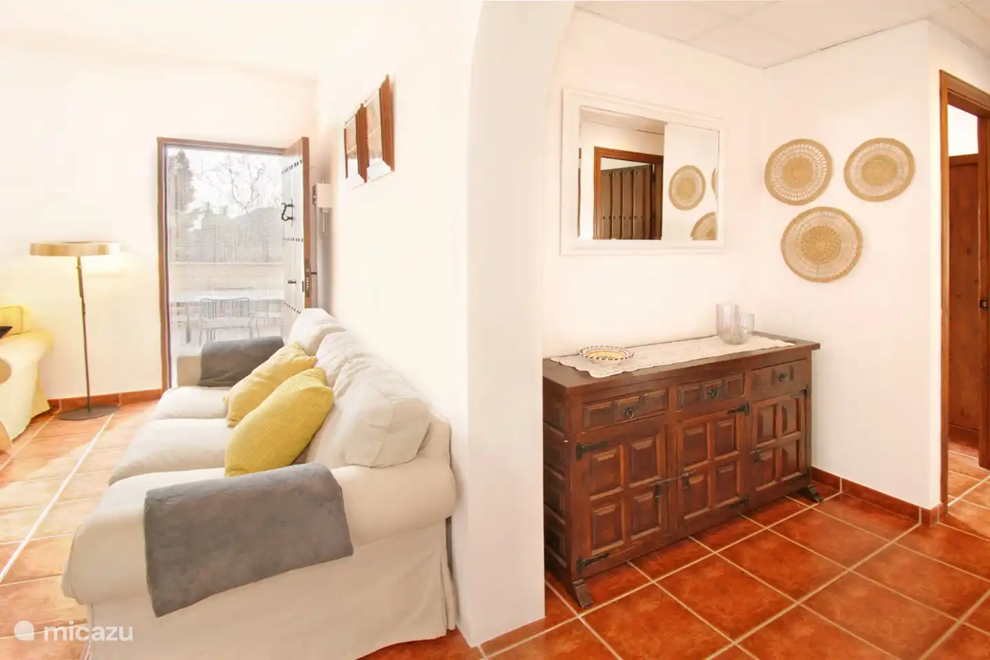 De hal leidt naar de slaapkamers en badkamers.