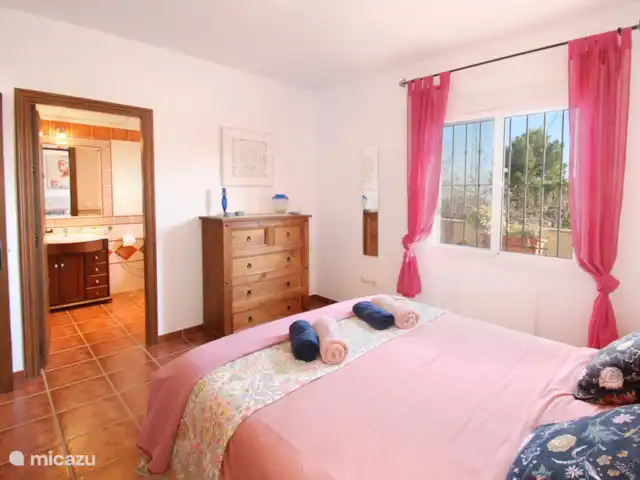 Villa la Pendolera | Espagne, Costa del Sol, Comares - villa Notre chambre principale avec salle de bain et climatisation. (Il y a la climatisation centrale dans toute la maison)