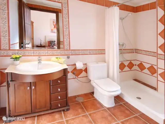 Villa la Pendolera | Espagne, Costa del Sol, Comares - villa La salle de bain attenante avec douche à l'italienne spacieuse et toilettes.