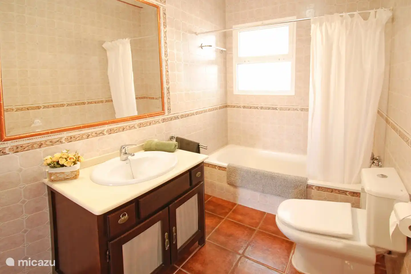 De aparte badkamer heeft ligbad/douche, bidet, toilet en hier staat ook de wasmachine. 