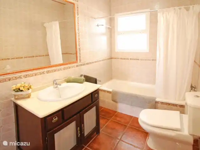 Villa la Pendolera | Espagne, Costa del Sol, Comares - villa La salle de bain séparée dispose d'une baignoire/douche, d'un bidet, de toilettes et le lave-linge se trouve également ici.