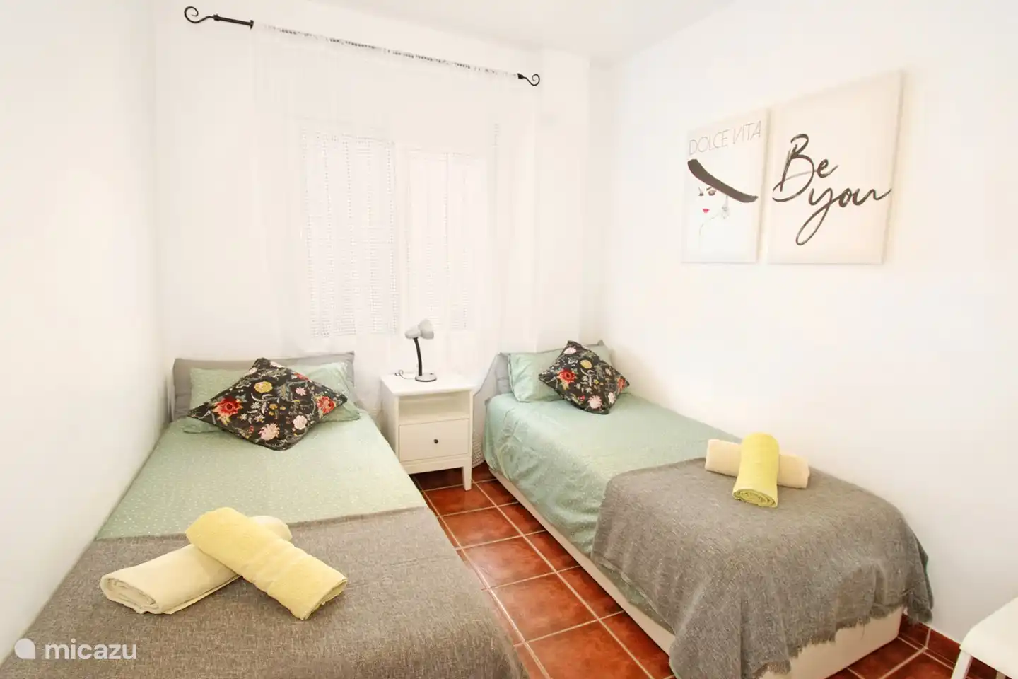 De derde slaapkamer heeft eveneens 2 aparte bedden en net zoals de andere slaapkamers, nieuwe comfortabele matrassen en bedlinnen.