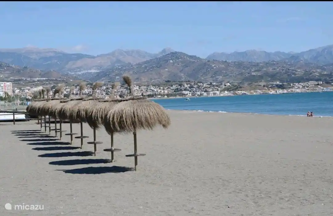 Geniet van een dagje strand en eet kraakverse vis in één van de chiringuitos. 