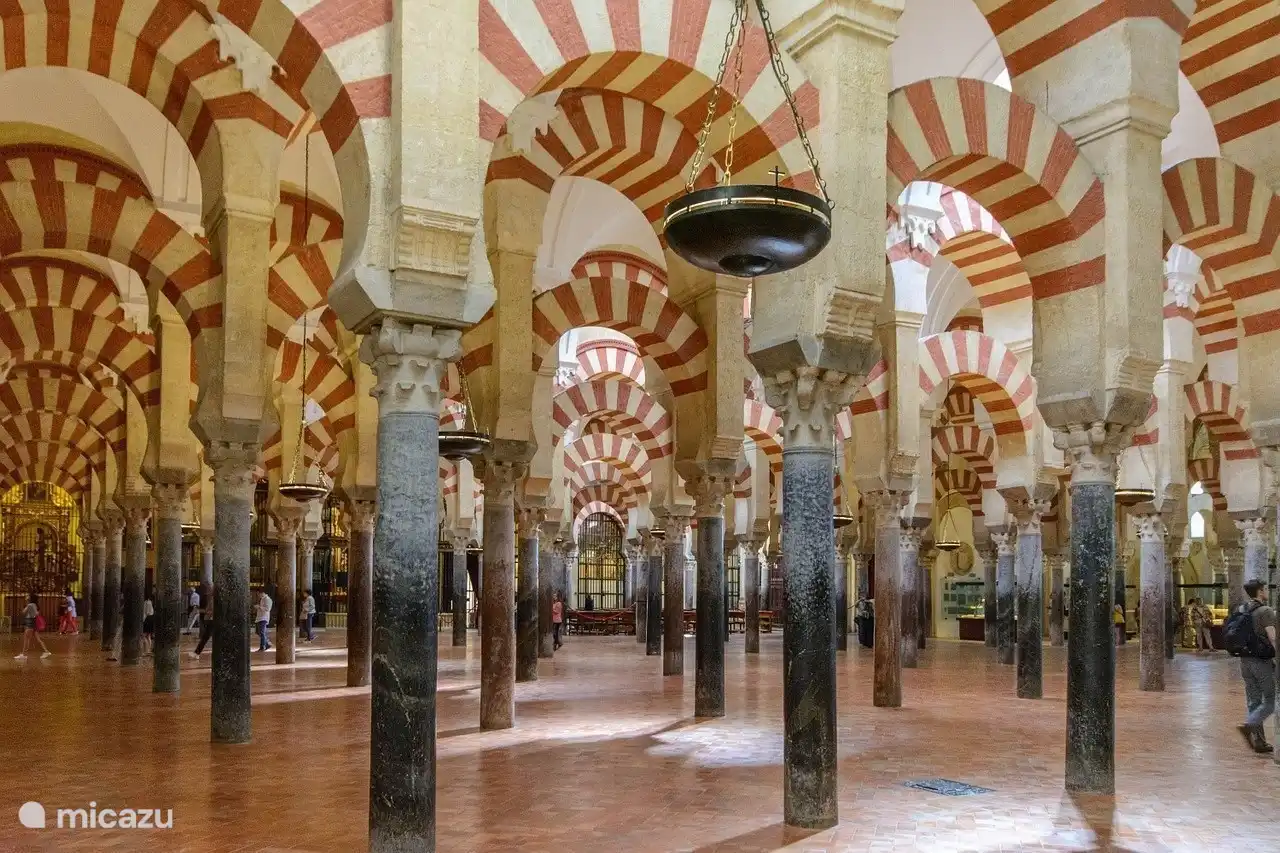 De Mezquita, enig in de wereld, een kathedraal gebouwd in een moskee. 