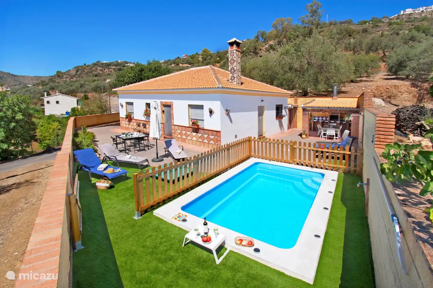 Het zwembad is eveneens omheind en de zonnekloppers kunnen genieten van een ligweide