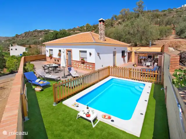 Villa la Pendolera | Espagne, Costa del Sol, Comares - villa La piscine est également clôturée et les amateurs de soleil pourront profiter d'une pelouse pour bronzer.