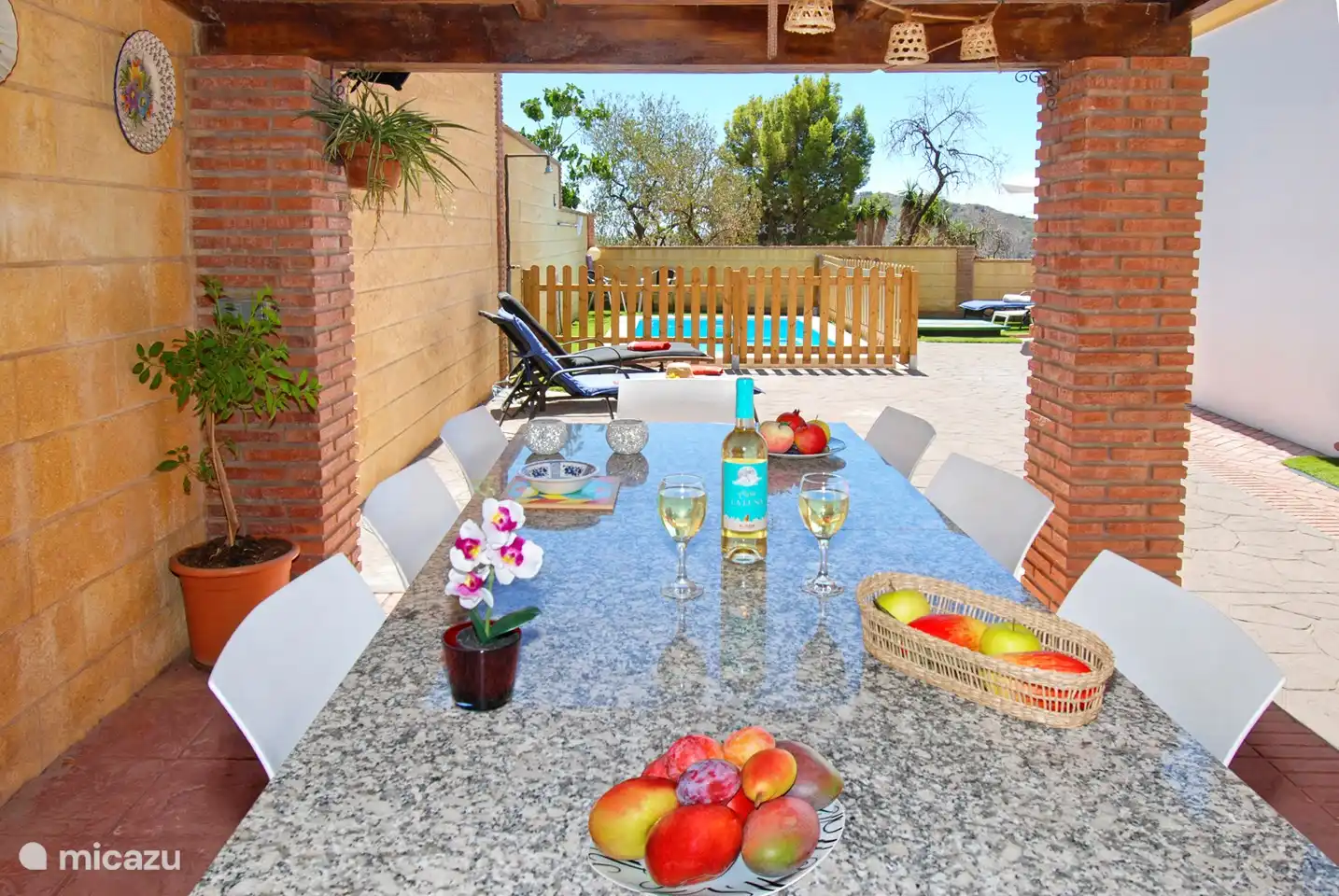 Ons overdekt terras biedt schaduw in de zomer en beschutting op frissere dagen.