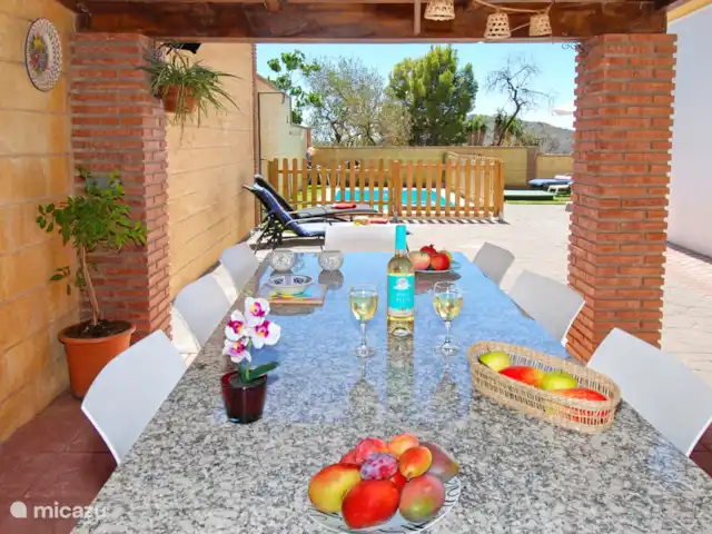 Villa la Pendolera | Espagne, Costa del Sol, Comares - villa Notre terrasse couverte offre de l'ombre en été et un abri les jours plus frais.
