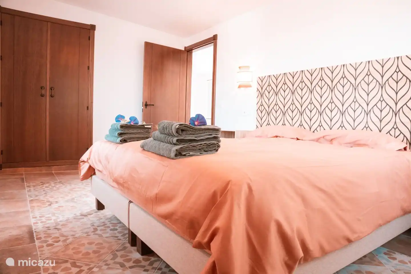 Schlafzimmer 1 mit einem luxuriösen Doppel-Boxspringbett.