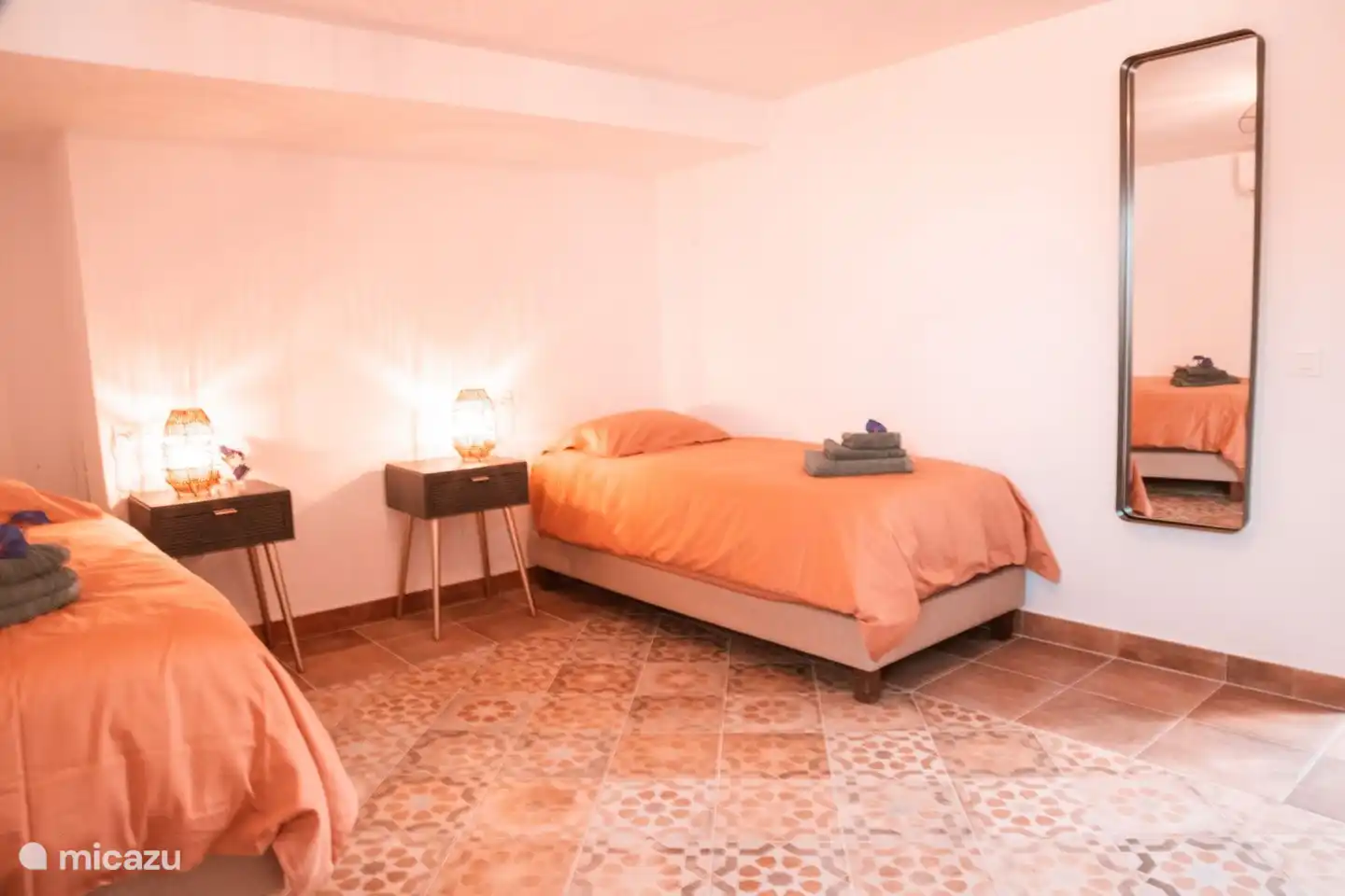 Schlafzimmer mit 2 einzelnen Boxspringbetten.