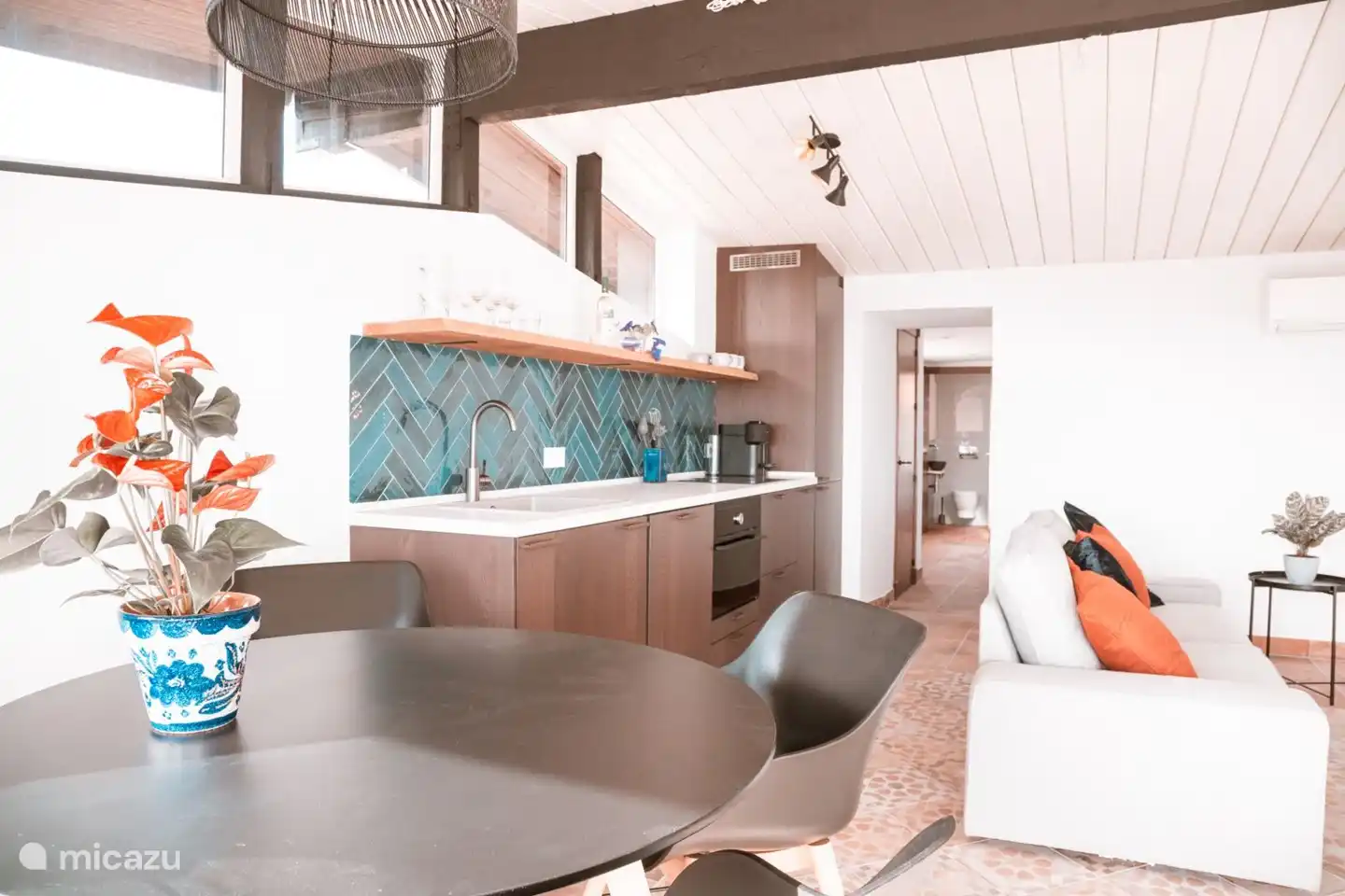 Wohnzimmer und Küche der Wohnung.