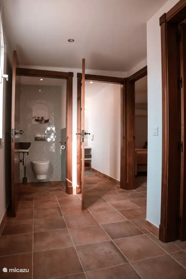 Toilette und Zugang zum Badezimmer.