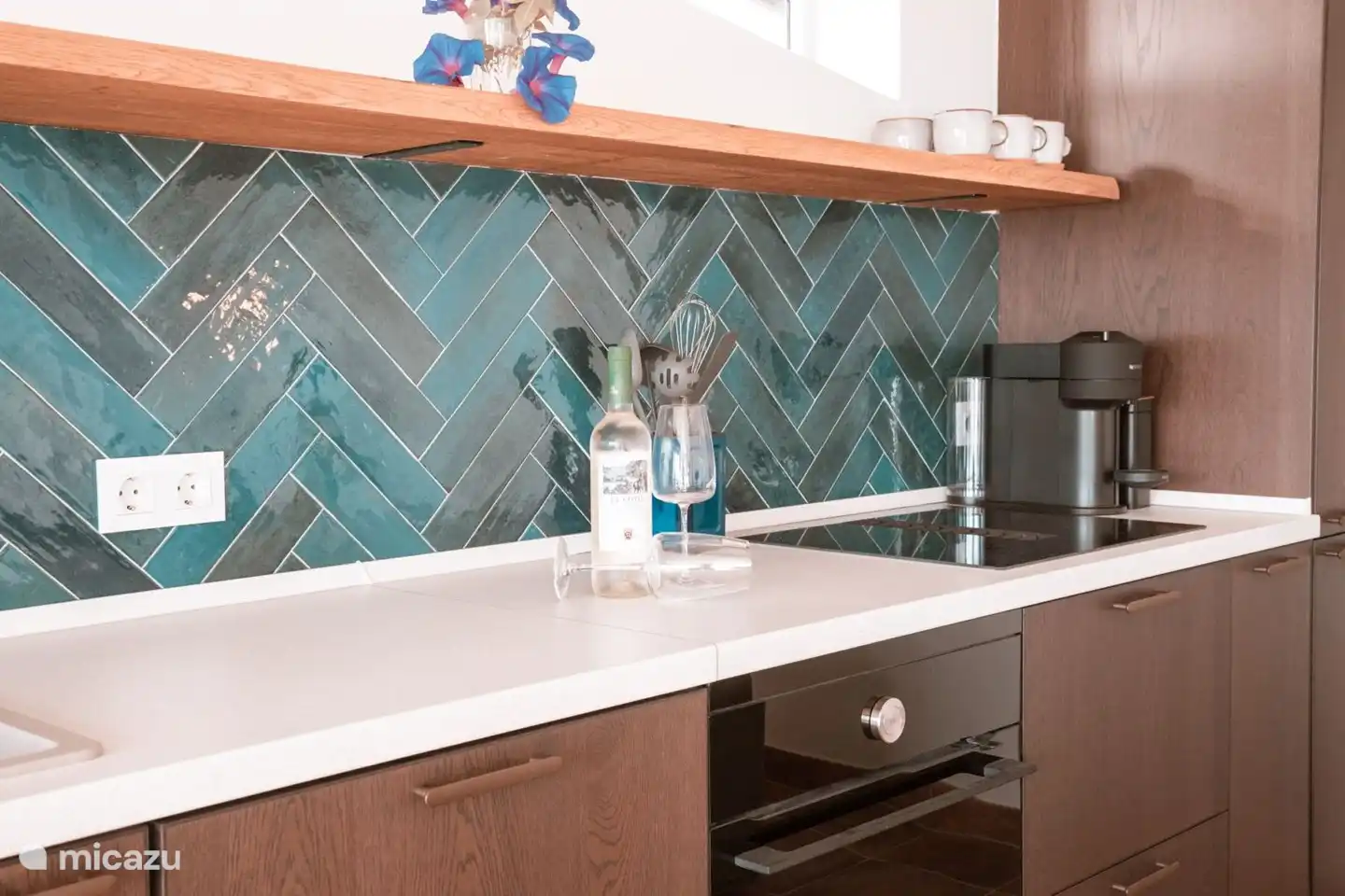 Die moderne und umfangreiche Küche der Wohnung.