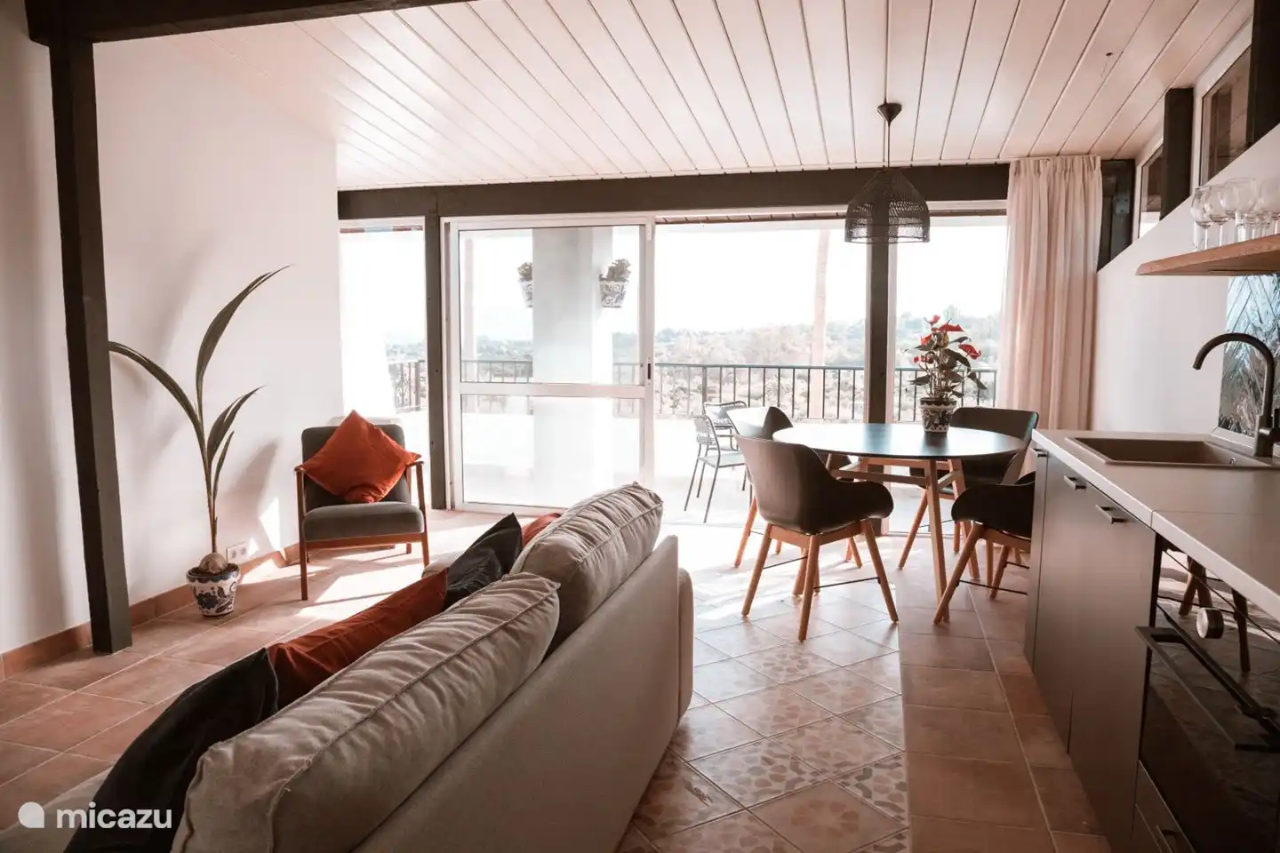 Wohnzimmer und Balkon