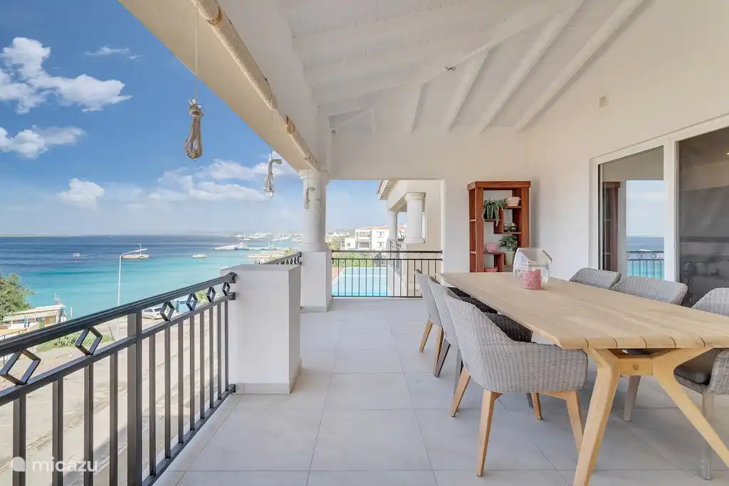 Terras met uitzicht over oceaan