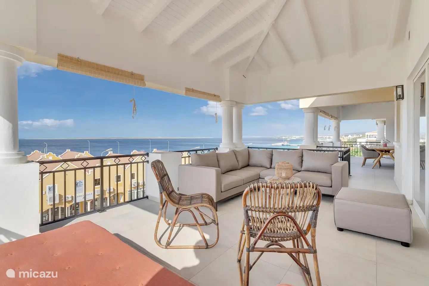 Terras met uitzicht over oceaan