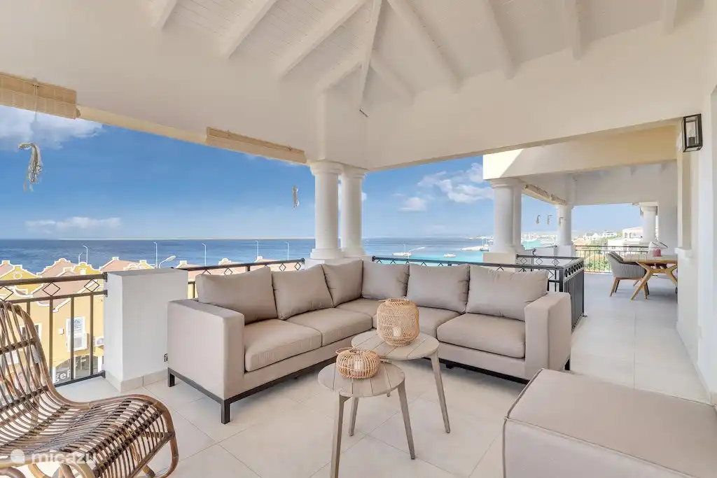 Terras met uitzicht over oceaan