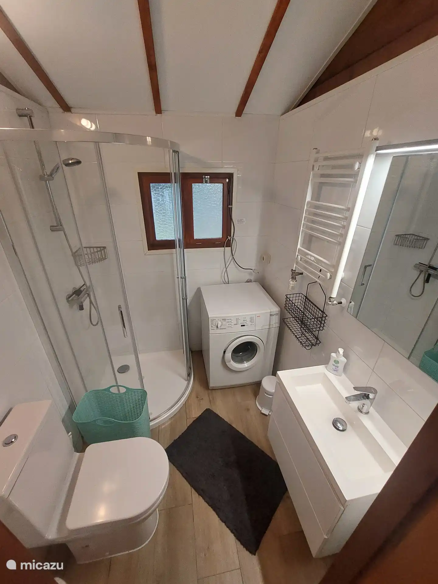 Toilettenbad; Duschkabine, Waschbecken, Waschmaschine, Toilette, Stromanschluss für Außensteckdosen