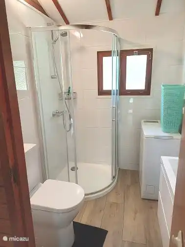 Dusch-WC-Raum mit Waschmaschine.