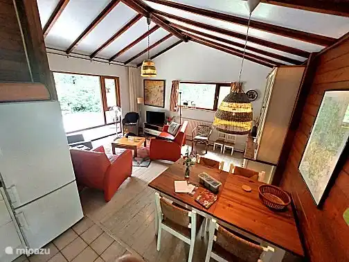 Wohnzimmer und Esstisch