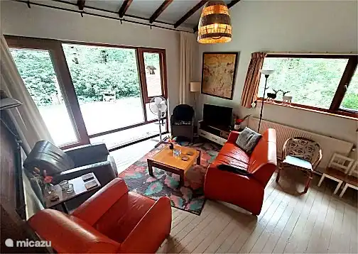 Geräumiger Sitzbereich mit Blick auf den Garten