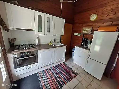 Küche mit 4-Brenner-Gas-Comfort, Geschirrspüler, Kombiofen, Kühlschrank-Gefrierfach, Kaffeemaschine und Senseo.