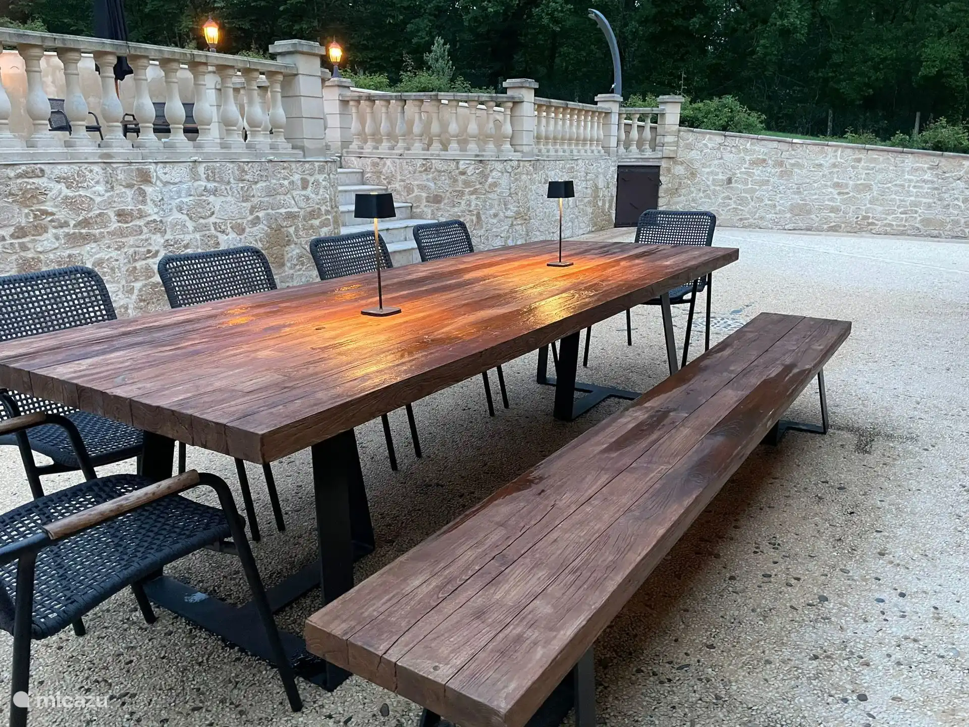 Sie können bis in die späten Stunden bequem an unserem geräumigen Tisch im Freien sitzen