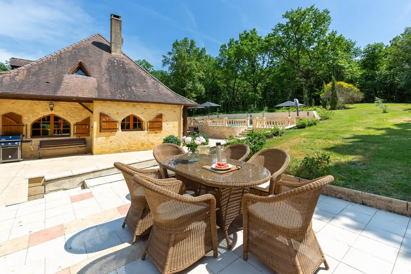 Zusätzliche Terrasse mit Sitzecke für 6 Personen