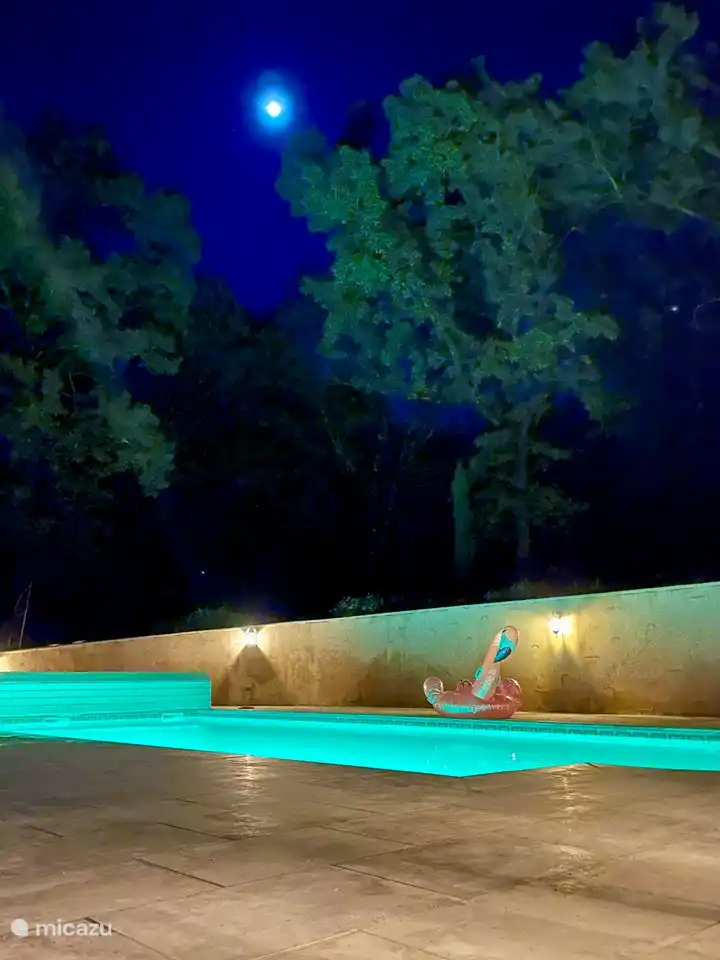 Beleuchtetes Schwimmbad