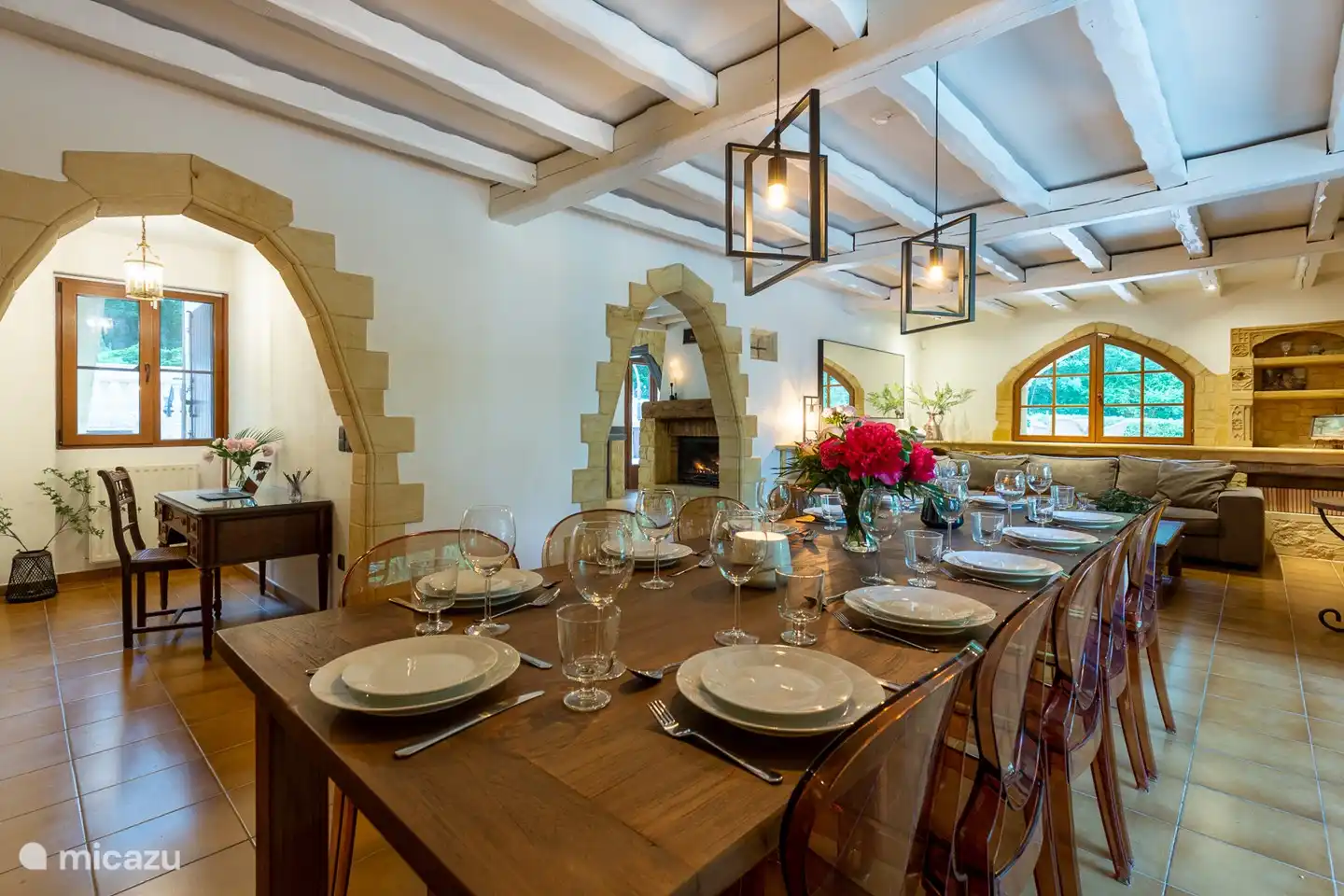 Geräumiger, robuster Esstisch aus Teakholz mit Platz für 12 Personen. Perfekt für ein schönes, gemütliches Essen.