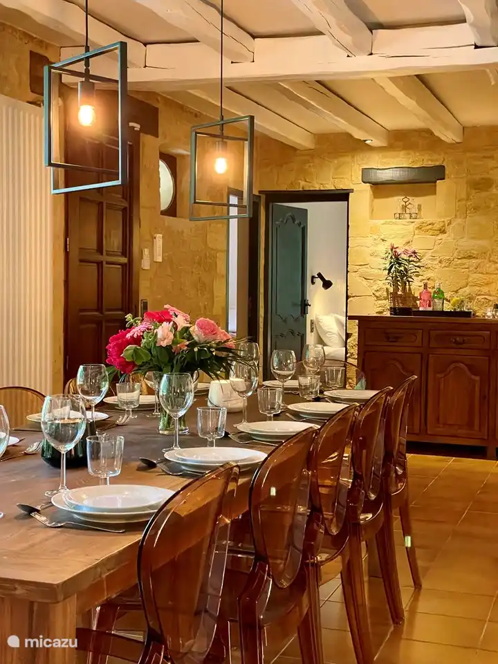 Esstisch im Wohnzimmer für 12 Personen