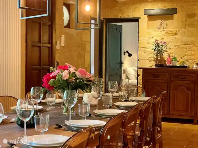 Maison Saint-Blaise pour familles | France, Dordogne, Rampieux - maison de vacances Table à manger dans le salon pouvant accueillir 12 personnes