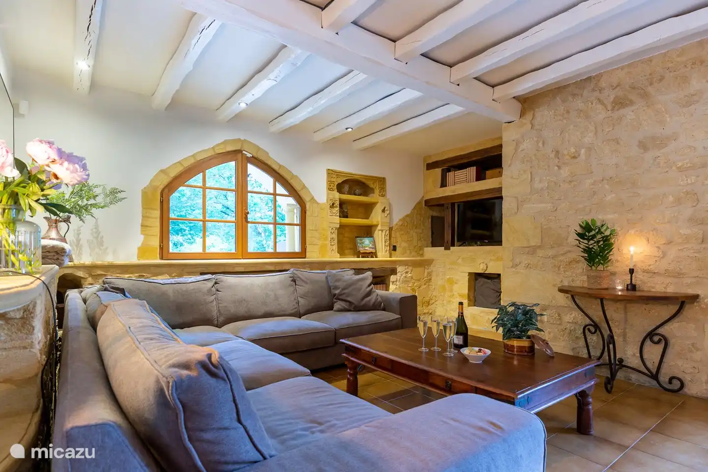 Sitzecke im Erdgeschoss mit 4K-Fernseher und schönem Ecksofa