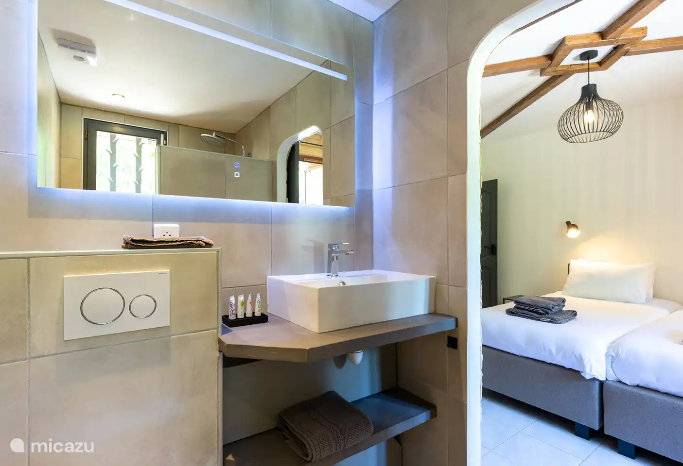 Ensuite-Badezimmer zum Schlafzimmer 2 mit Dusche und WC