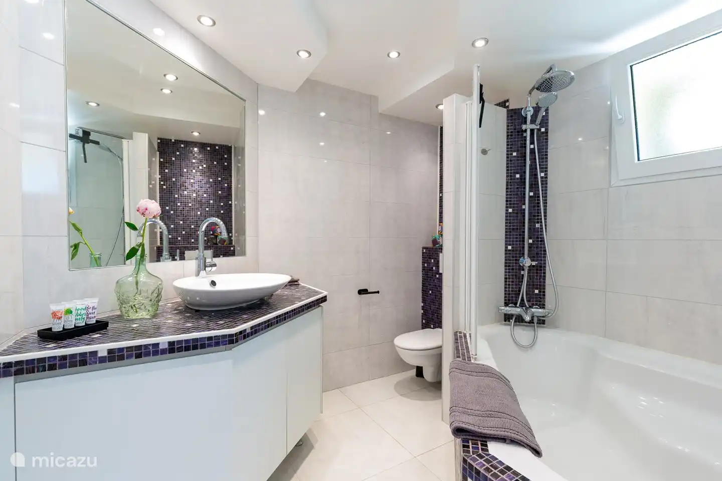 Badezimmer mit Badewanne, neben Schlafzimmer 2.