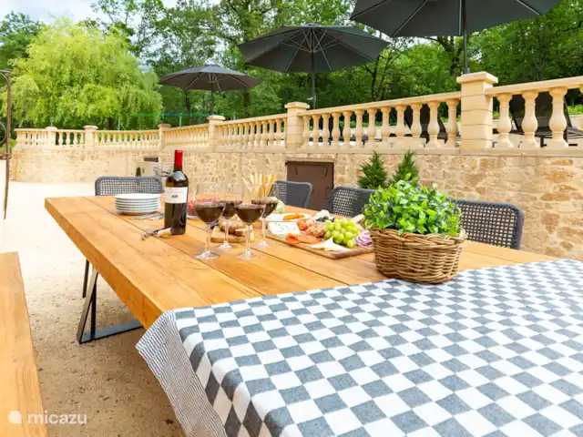 Maison Saint-Blaise pour familles | France, Dordogne, Rampieux - maison de vacances Table à manger d'extérieur en teck robuste pouvant accueillir 12 personnes.