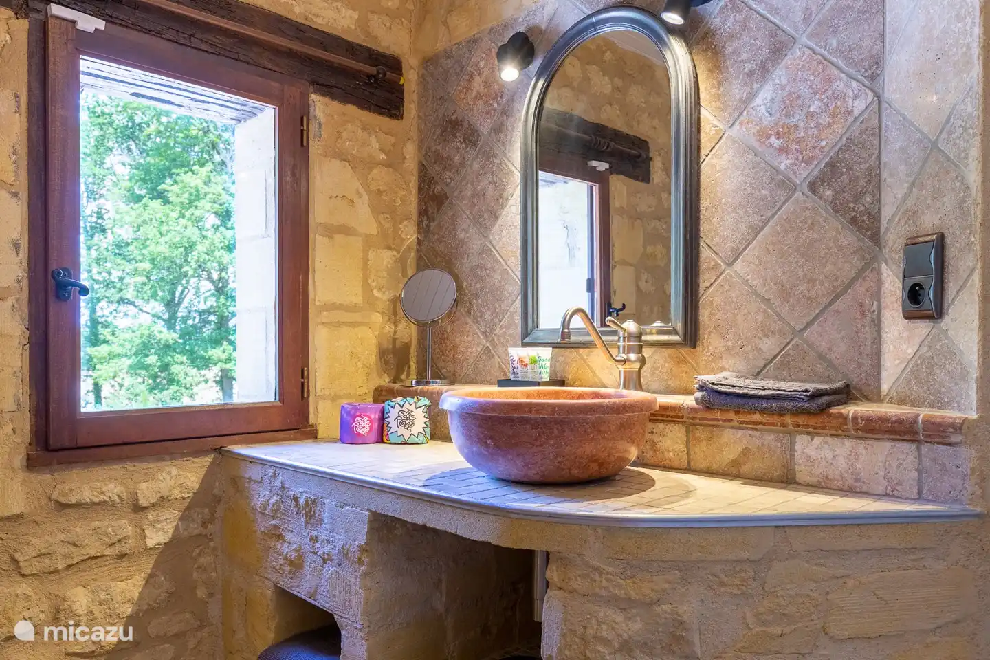 Ensuite-Badezimmer mit Dusche und WC im Schlafzimmer 1.