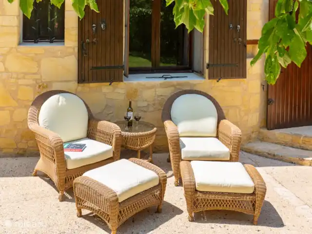 Maison Saint-Blaise pour familles | France, Dordogne, Rampieux - maison de vacances Coin détente sur le côté (la chambre 1 a une porte extérieure qui s'ouvre directement sur celle-ci)