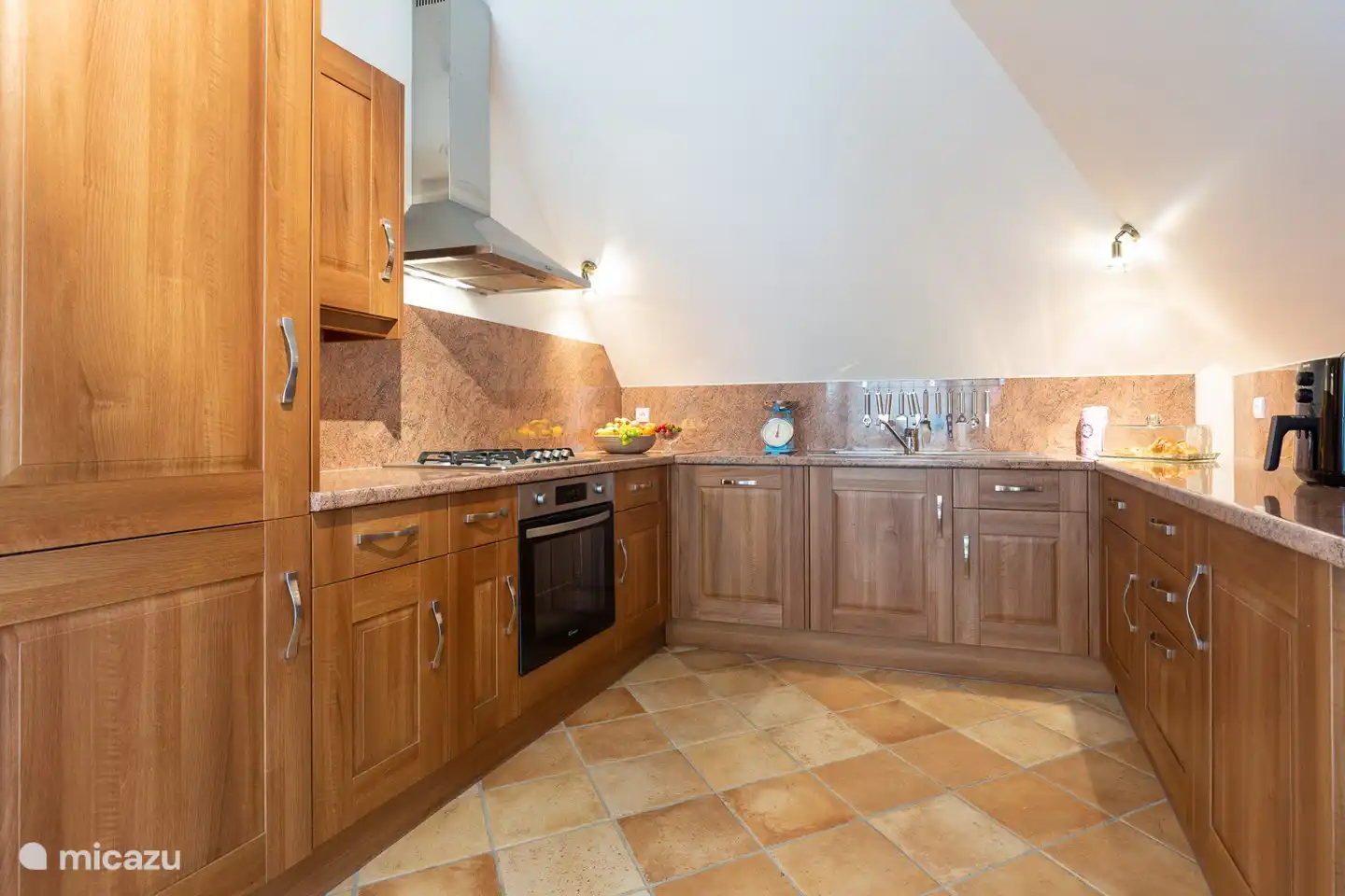 Voll ausgestattete zweite Küche (oben) mit Geschirrspüler, Waschmaschine, Nespresso, Kühl- und Gefrierschrank und Backofen.